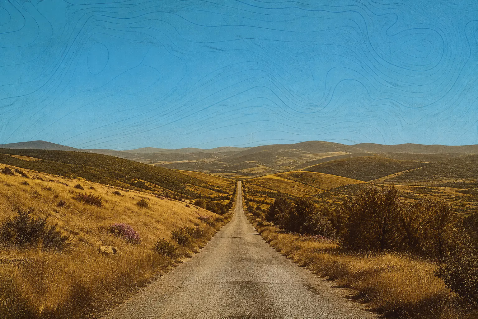 Une route solitaire disparaissant à l’horizon sous un ciel topographique bleu